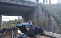 Une voiture tombe sur les voies SNCF à Saint-Aubin-lès-Elbeuf : le conducteur est blessé légèrement