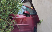 Une voiture éventre le mur d’un garage à Bihorel : la conductrice est légèrement blessée 