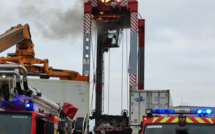 La machinerie d’un chariot cavalier prend feu sur le grand port maritime du Havre 