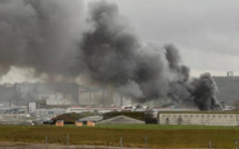 Préfabriqués embrasés et nuage de fumée sur la rive gauche de Rouen