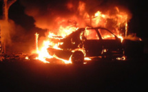 Une voiture s’enflamme sur les Hauts-Rouen : le feu éteint par seize sapeurs-pompiers 