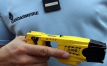 Pour le calmer, les gendarmes font usage de leur pistolet à impulsion électrique