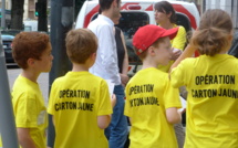 Piétons imprudents : 150 cartons jaunes distribués par les écoliers à Rouen