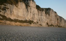 Des ossements humains découverts dans les galets sur la plage de Fécamp