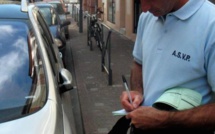 A Versailles, l'automobiliste mal stationné roule sur le pied de l'agent qui l'avait verbalisé