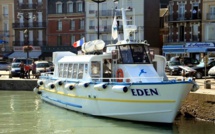 L'Eden, bateau promenade, remorqué par les sauveteurs en mer du Tréport après une panne de moteur