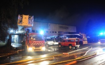 Yvelines : le garage d'une société d'autocars dévasté par un violent incendie hier soir, près de Versailles