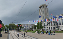 Lors d'un rassemblement contre le 49-3 devant l'hôtel de ville du Havre, deux hommes ont enflammés des objets sur les voies du tramway - illustration 