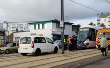 Sotteville-lès-Rouen. La Renault se met en travers du tramway : des dégâts, pas de blessé