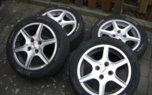 Oissel : surpris en train de voler les roues d’une voiture, il saute par-dessus un grillage