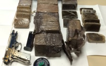 Trappes : 8 kg de résine de cannabis et une arme de poing saisis dans les voitures de deux frères