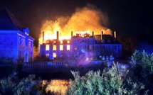 Le château de Serquigny, dans l'Eure, ravagé par les flammes : 60 sapeurs-pompiers sur place 