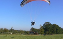 Dans l'Eure, le paramoteur tombe brusquement : son pilote est grièvement blessé
