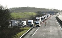 L'autoroute A13 bloquée par les agriculteurs à Gaillon (Eure) : déviations obligatoires