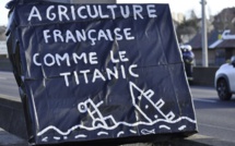 Seine-Maritime. Des agriculteurs déversent du fumier sur le parking de Leclerc à Gonfreville-l'Orcher