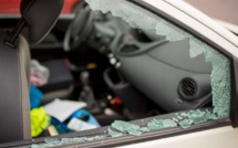 Les voleurs ont brisé une vitre pour dérober les objets à l'intérieur du véhicule - Illustration © Adobe Stock 