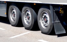 L'essieu d'un 44 tonnes s'enflamme, le CD 925 fermé dans les deux sens à Bretteville-du-Grand-Caux