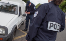 Yvelines : ils chargeaient dans une camionnette des cartons de pièces automobiles volées 