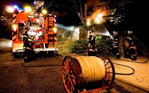 Gruchet-le-Valasse : un homme brûlé en tentant d'éteindre un chalet embrasé et menaçant sa maison 
