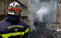 Un SDF gravement brûlé dans l'incendie d'entrepôts désaffectés à Bonsecours