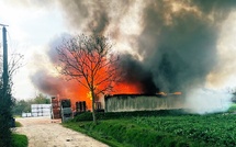 Une distillerie ravagée par le feu dans l'Eure : elle abritait plus de 100 000 litres d'alcool, de vinaigre et de cidre 