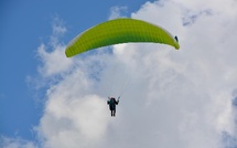 Un parapentiste chute de 20 mètres et reste suspendu dans un arbre au Marais-Vernier (Eure)