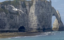 Six touristes piégés par la marée se réfugient dans le Trou à l'Homme à Étretat
