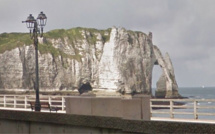 Étretat : un parapentiste percute une falaise et tombe à la mer. Il est secouru par des nageurs 