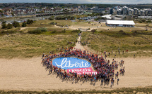 Plus de 1 000 personnes célèbrent l’entrée des plages du Débarquement au patrimoine mondial