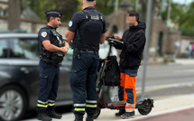 Dieppe : policiers nationaux et municipaux sensibilisent les utilisateurs de trottinettes électriques