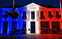 Saint-Pierre-de-Manneville : une mairie aux couleurs nationales sur l’air de Douce France, un message contre les violences