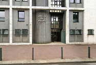 Dieppe : le conducteur ivre emboutit les protections du commissariat et tente de repartir