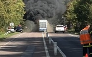 Seine-Maritime : un poids lourd tractant une caravane en feu, plus de vingt pompiers mobilisés à Orival Seine-Maritime : un poids lourd tractant une caravane en feu, plus de vingt pompiers mobilisés à Orival