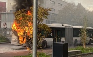 Rouen : un bus articulé prend feu devant le CHU, pas de victime Rouen : un bus articulé prend feu devant le CHU, pas de victime