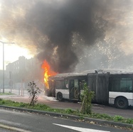 Rouen : un bus articulé prend feu devant le CHU, pas de victime Rouen : un bus articulé prend feu devant le CHU, pas de victime