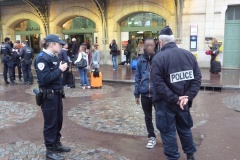 A l'extérieur de la gare aussi