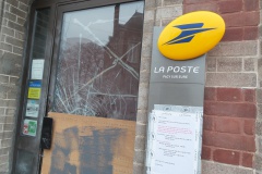 La porte vitrée de l'entrée principale a été fortement endommagée