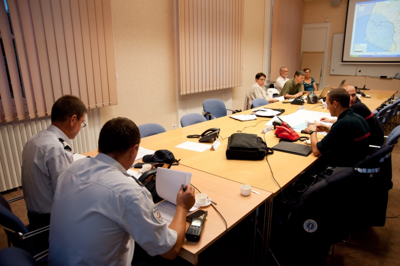 Un poste de commandement est mis en place pour coordonner l'opération Un poste de commandement est mis en place pour coordonner l'opération
