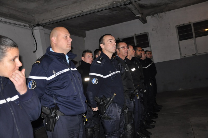 5h45 : les gendarmes écoutent les dernières consignes avant l'opération