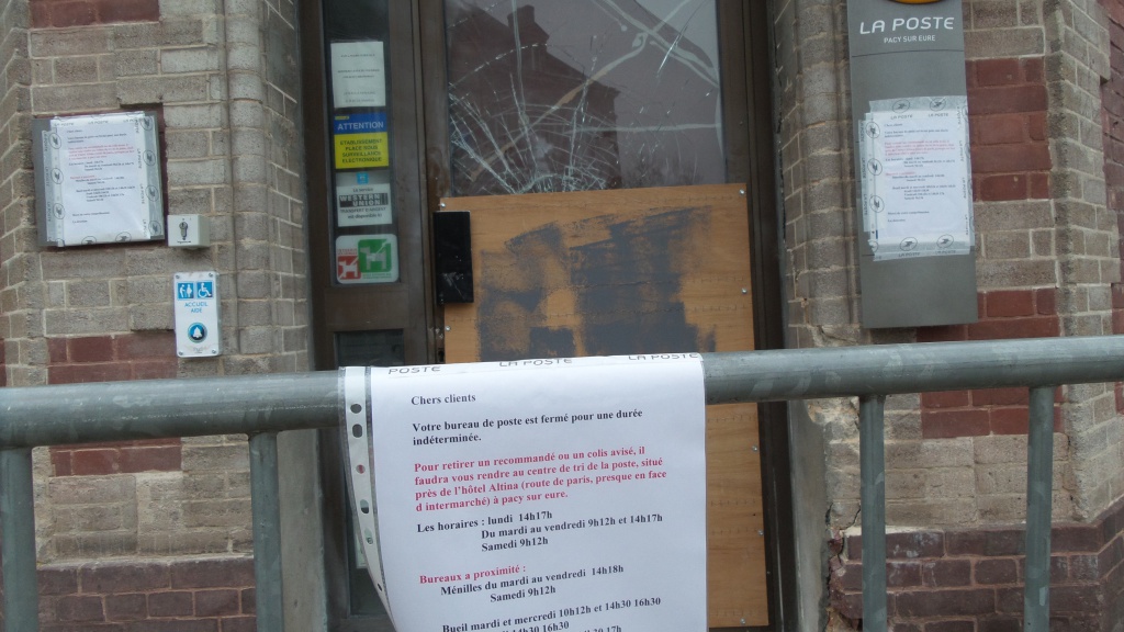 Une affichette indique au public les endroits où il peut s'adresser pendant la fermeture