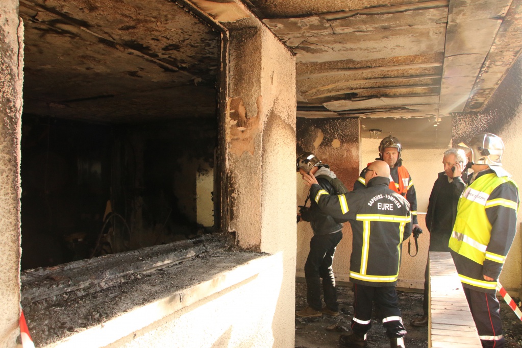 Les pompiers étaient encore sur place tard dans la matinée Les pompiers étaient encore sur place tard dans la matinée