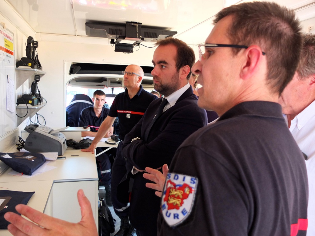 Incendie de récolte dans l'Eure : Sébastien Lecornu aux côtés des pompiers Incendie de récolte dans l'Eure : Sébastien Lecornu aux côtés des pompiers